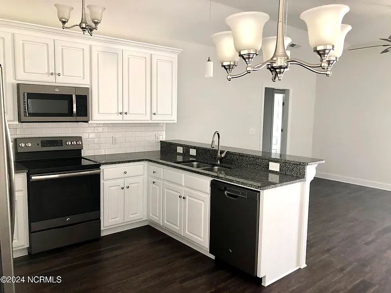 733 Seneca Ct — Photo 2
