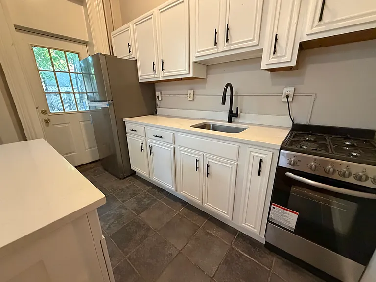 324 Hudson Ave #1R — Photo 8