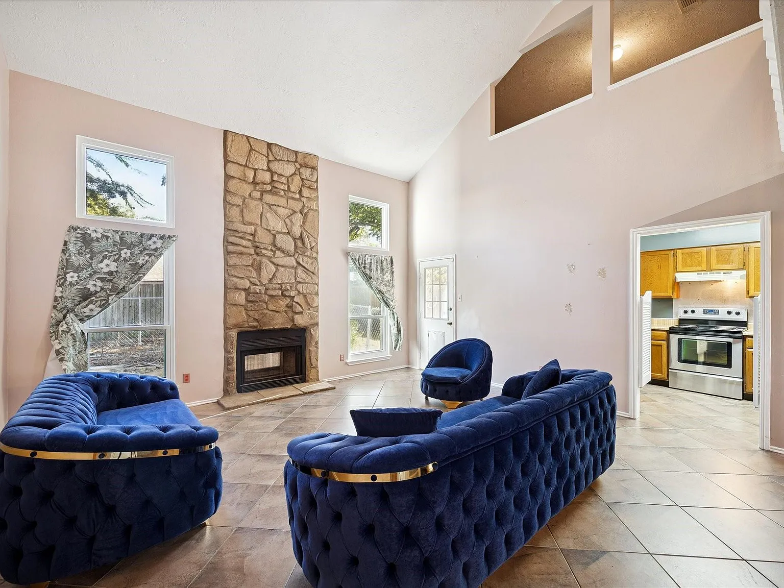 4 bed, 2.5 bath, 2451 sqft, $2,100 — Photo 4