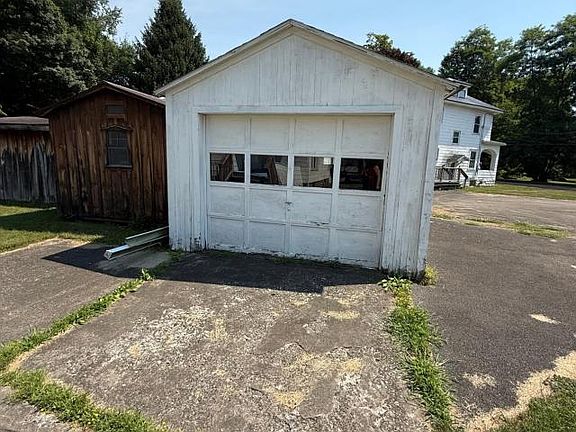 4th image of 220 N Main St