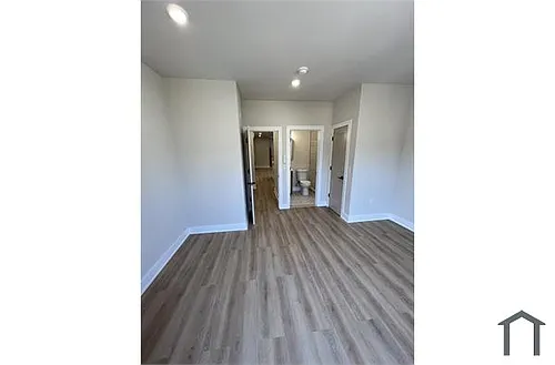 121 W Sharpnack St Photo 1
