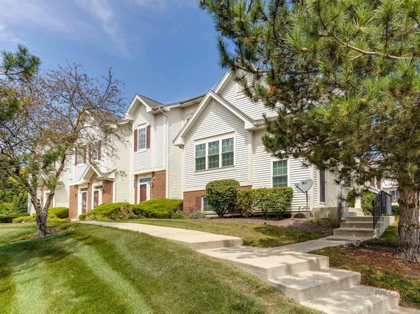 746 River Walk Dr, Wheeling, IL 60090