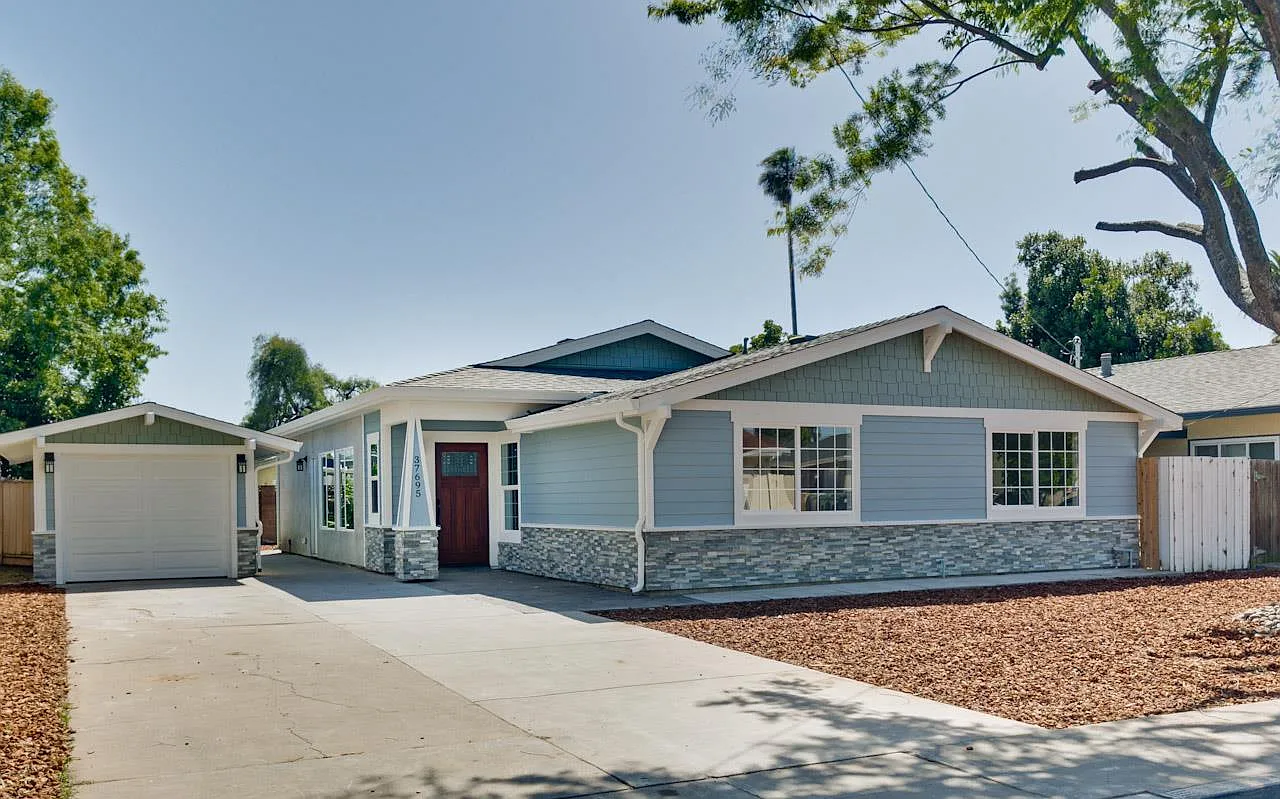 37695 Teakwood Dr photo 1