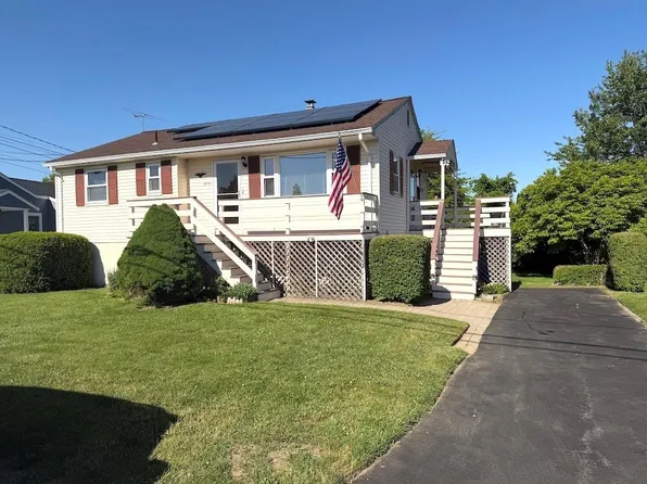 15 Casey Dr, Middletown, RI 02842