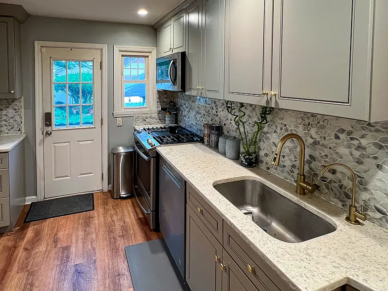 18 New Hyde Park Rd — Photo 12
