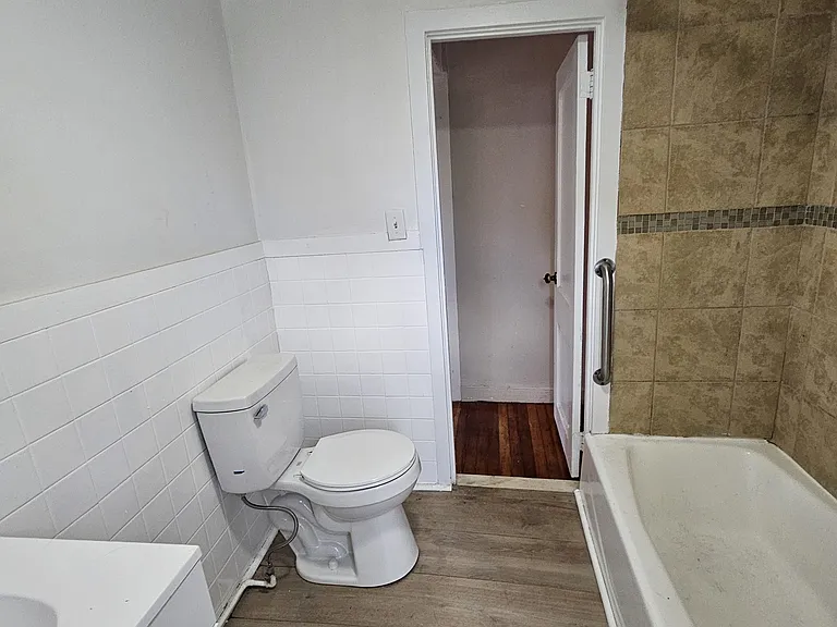 300 W Elm St — Photo 4