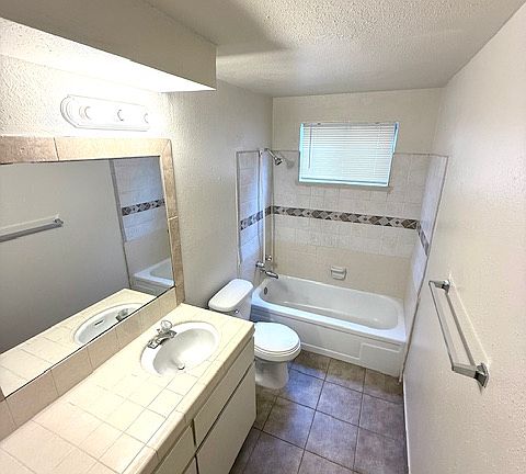 5th image of 2029 W Shields Ave #102