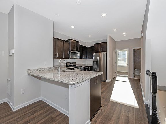 4th image of 568 Banquet Ln