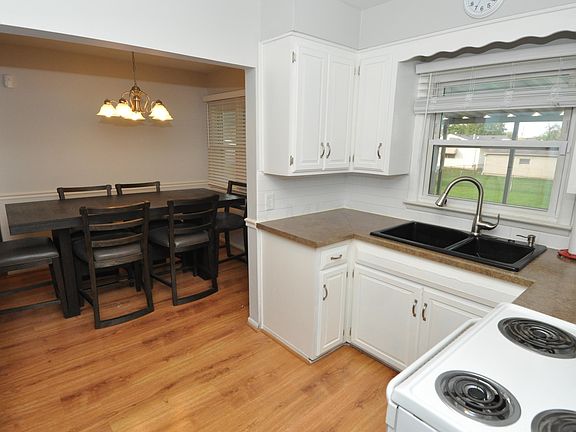 4th image of 94 Southgate Dr