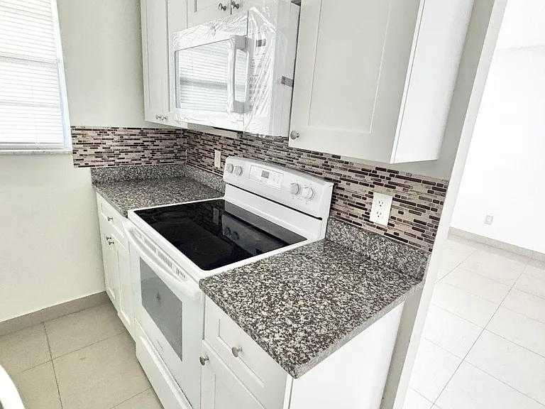 1111 N Federal Hwy #6 — Photo 4