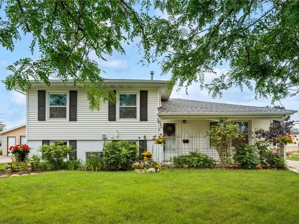 433 Cherry Hill Rd NW, Cedar Rapids, IA 52405