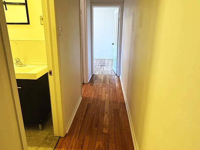 383 Lansdowne Ave #MAIN FLOOR — Photo 14