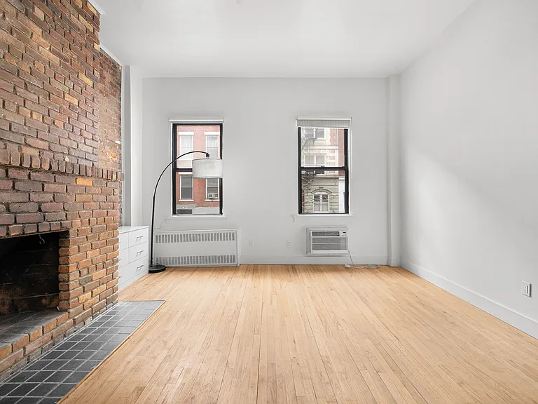 341 W 19th St #B — Photo 2