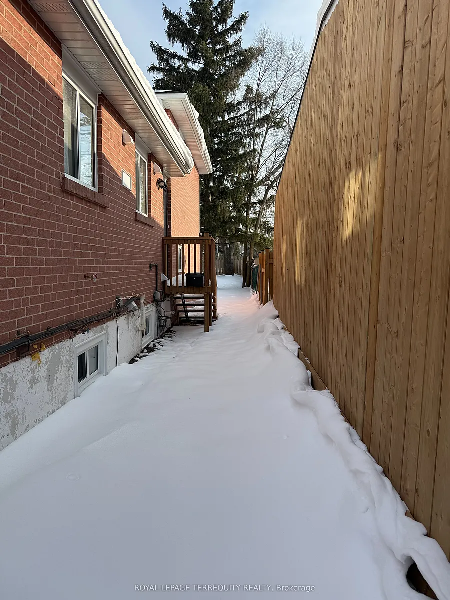 Building Photo - 5 Rochelle Cres