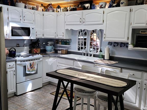 3rd image of 905 Stratford Dr
