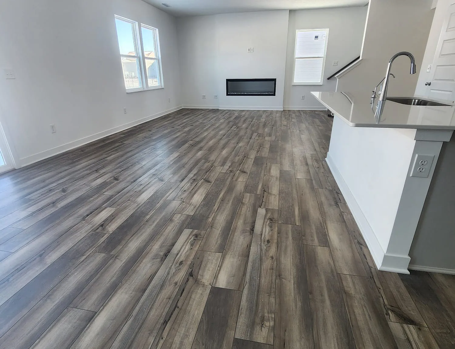 4 bed, 2006 sqft, $2,300 — Photo 2