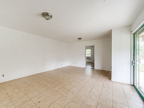 3rd image of 853 HOLMGREEN RD