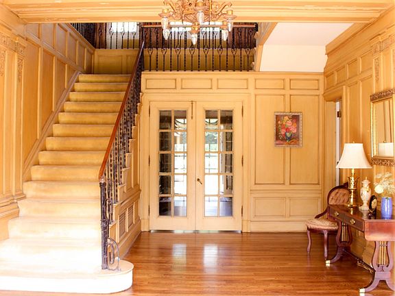 2nd image of 2959 Fairmount Blvd