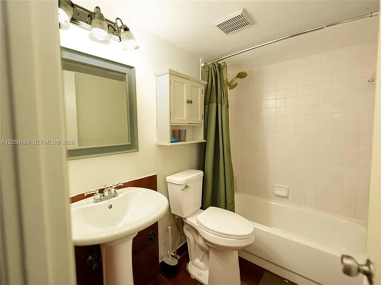 2200 NE 7th St — Photo 13