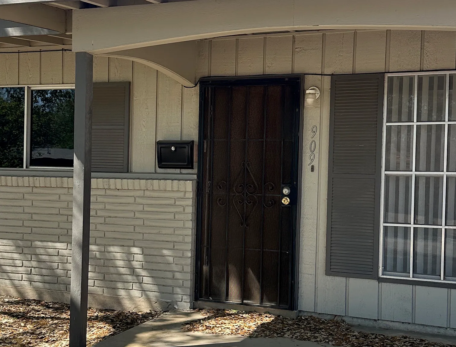 2 bed, 950 sqft, $1,050 — Photo 1