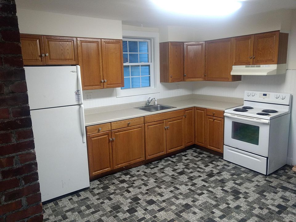 Eat-in kitchen. Brand new countertops.