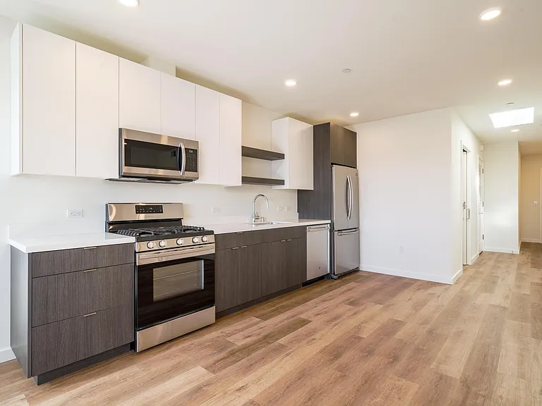 2410 33rd Ave #302 — Photo 3