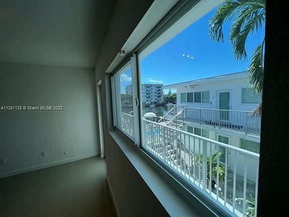 3rd image of 8035 Crespi Blvd #13
