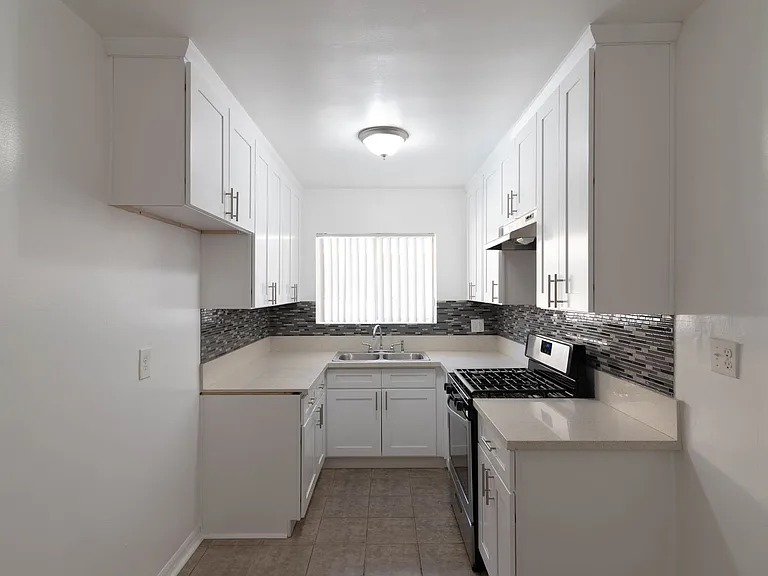 Sepulveda Apartments — Photo 28