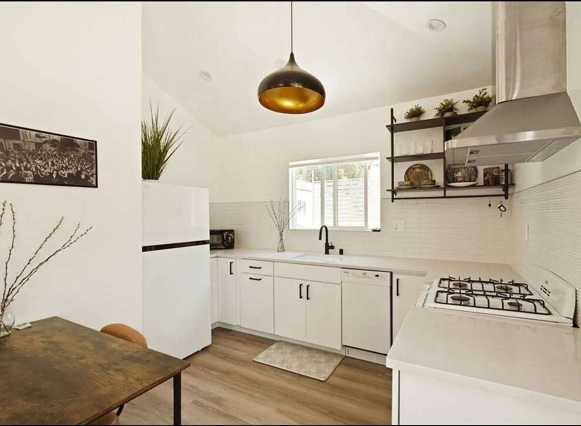 Studio, 400 sqft, $1,900 — Photo 1