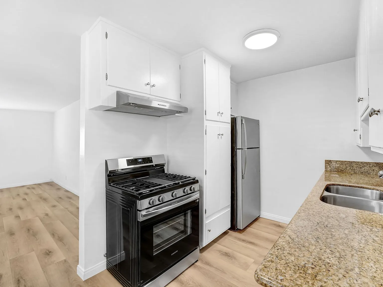 1451 Princeton St - steps to SM Blvd! — Photo 2