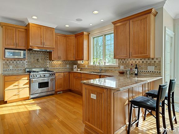 5th image of 9 Knollwood Road