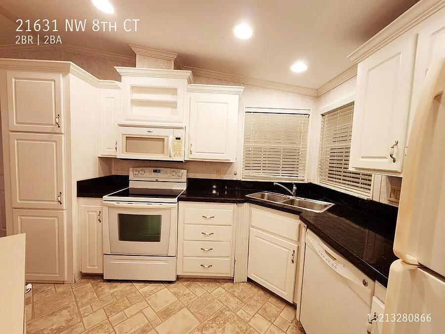 Beautiful 2/2 Mobile Home in Pembroke Pines Backing Everglades — Photo 2