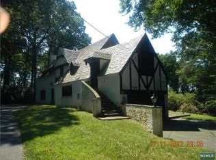 3 Woodfield Ln, Saddle River, NJ 07458