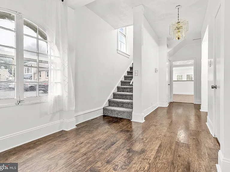 224 E Washington St — Photo 3