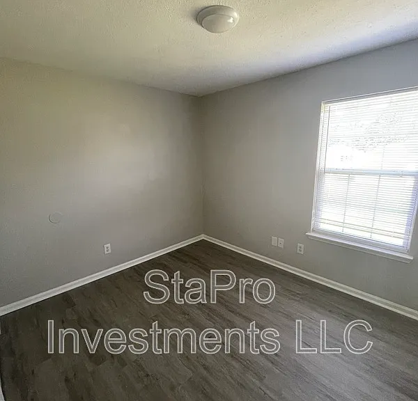 120 Village Pl — Photo 5
