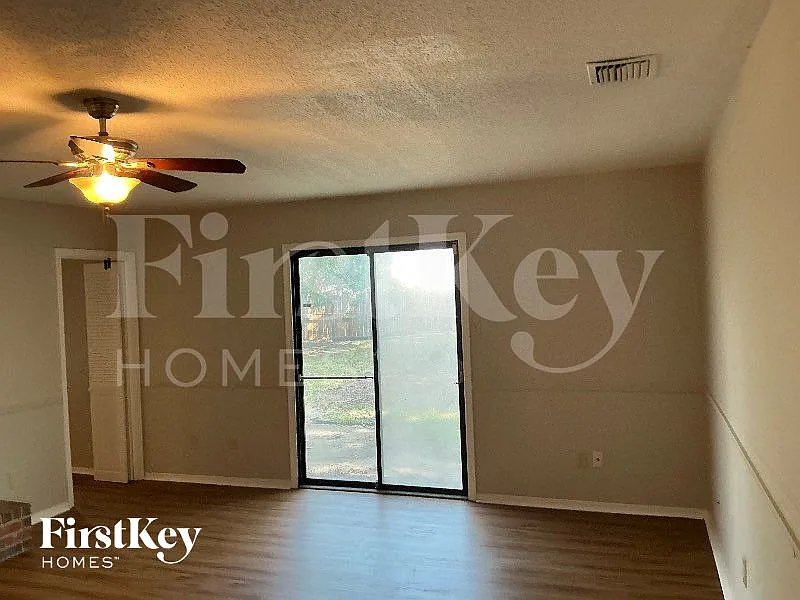 3 bed, 2.0 bath, 1335 sqft, $1,610 — Photo 3