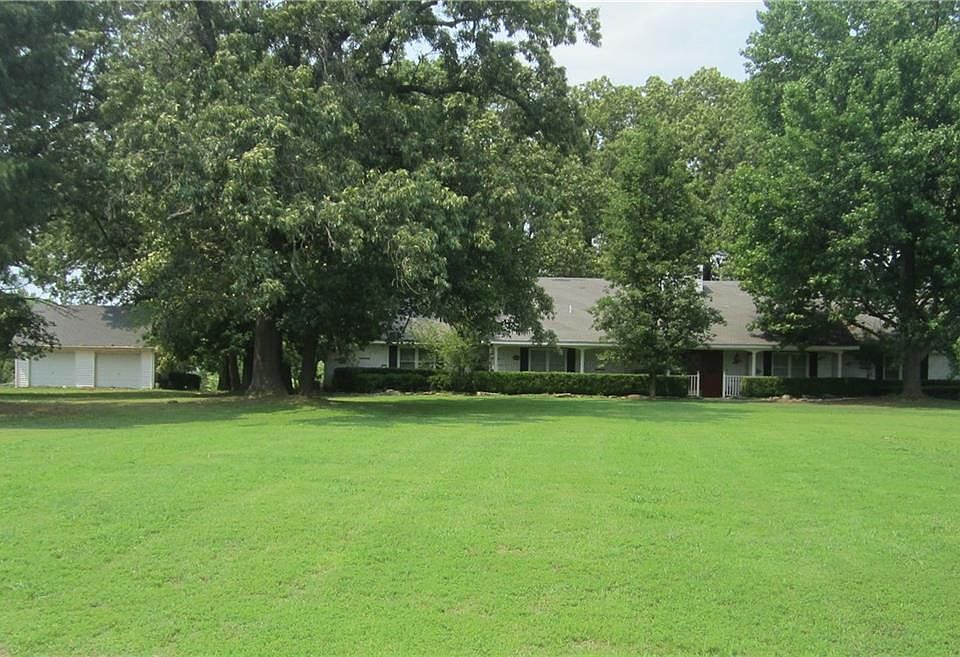 2nd image of 301 NE Rushwood Dr