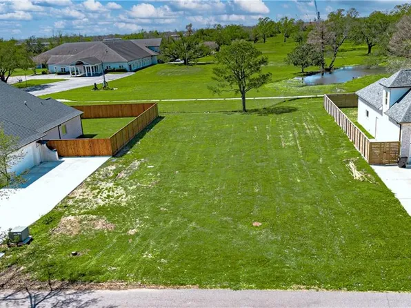 98 Colonial Club Dr, New Orleans, LA 70123