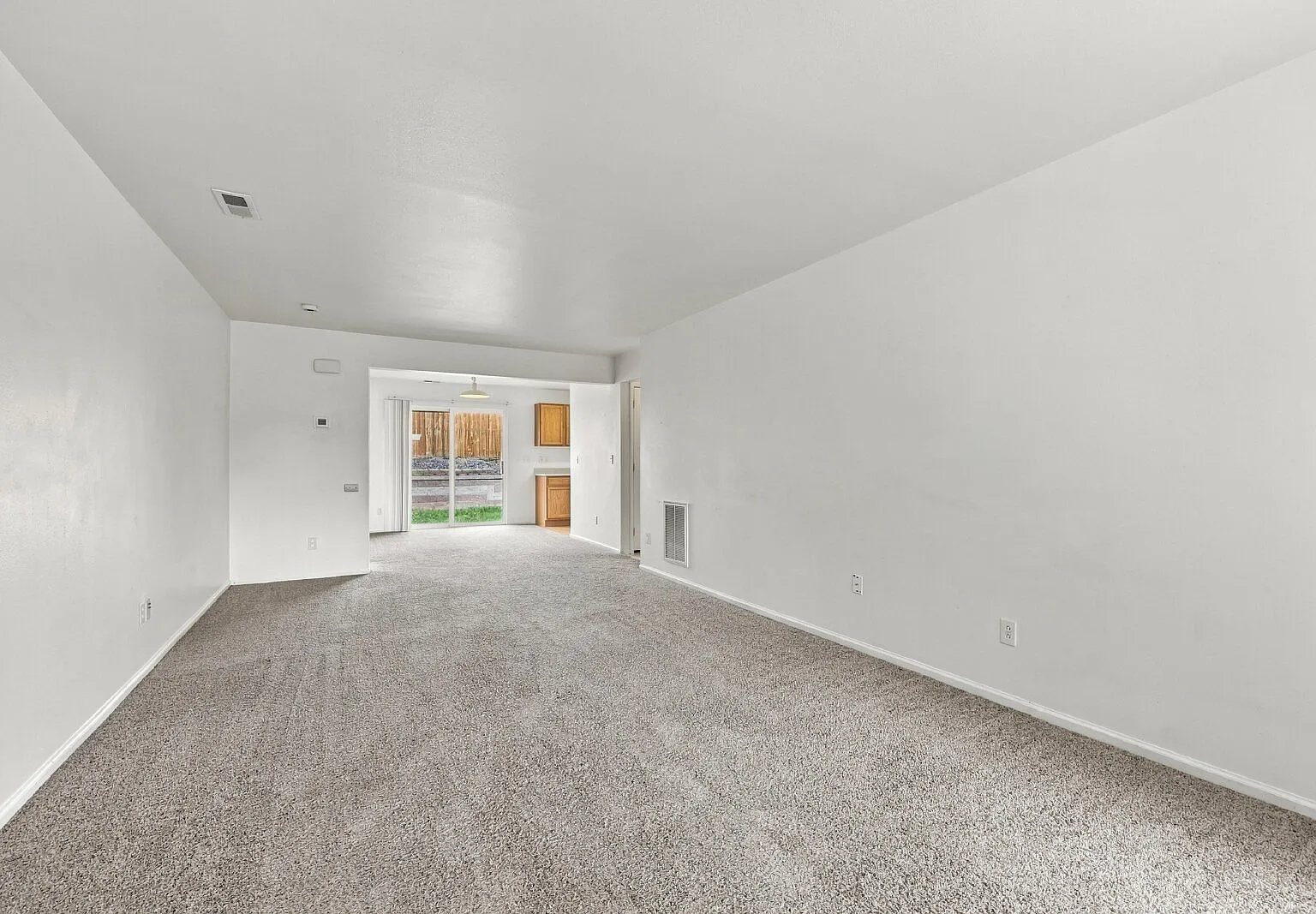 3 bed, 2.0 bath, 1152 sqft, $2,405 — Photo 4