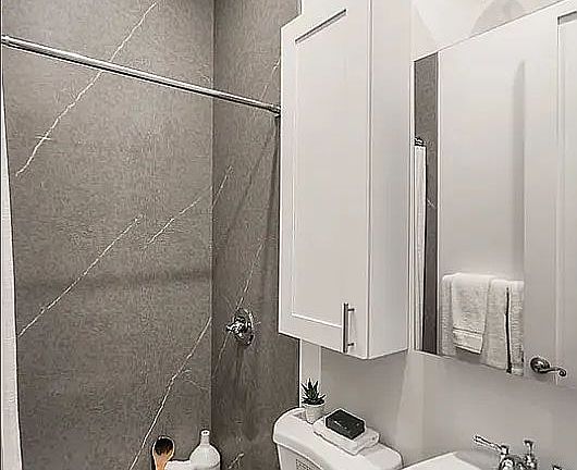 4th image of 61 E 7th St APT 4A