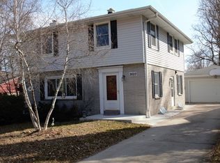 2622 N 116th St, Wauwatosa, WI 53226