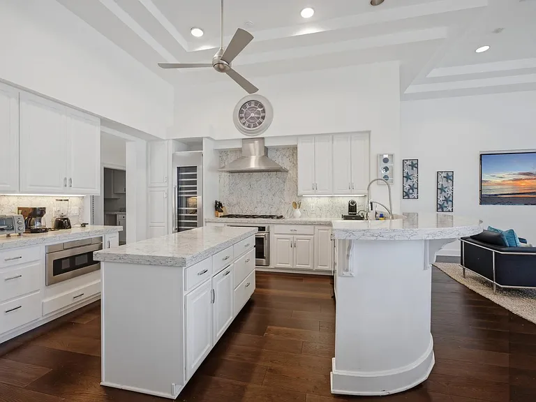 2540 Half Moon Walk — Photo 10