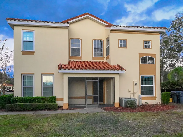 704 Monroe Cir #D — Photo 1