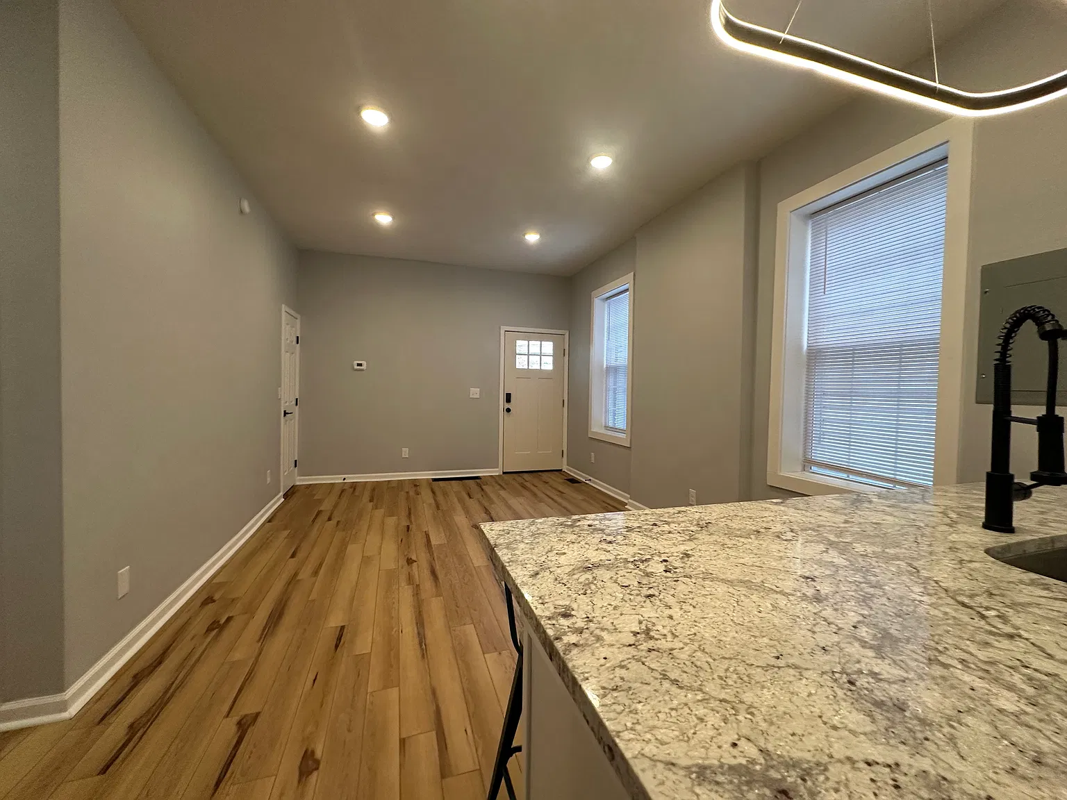 2 bed, 850 sqft, $1,600 — Photo 4