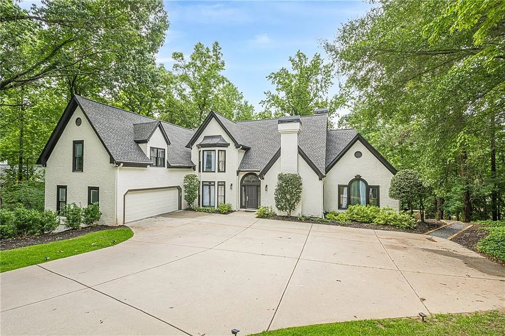 6 bed, 4.5 bath, 7100 sqft, $11,900 — Photo 4