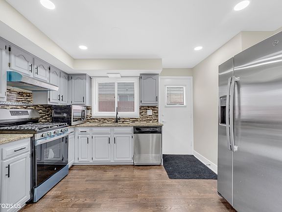 Kitchen with SS Appliances, Granite Counter