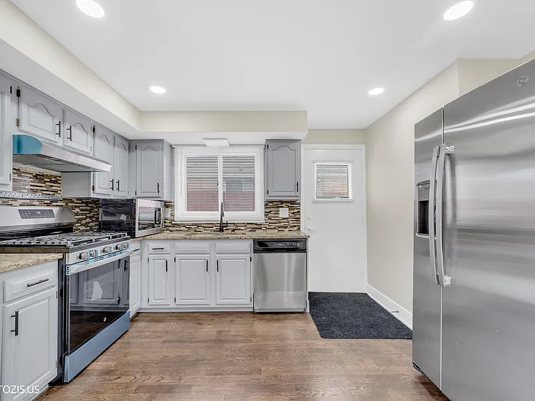 Kitchen with SS Appliances, Granite Counter