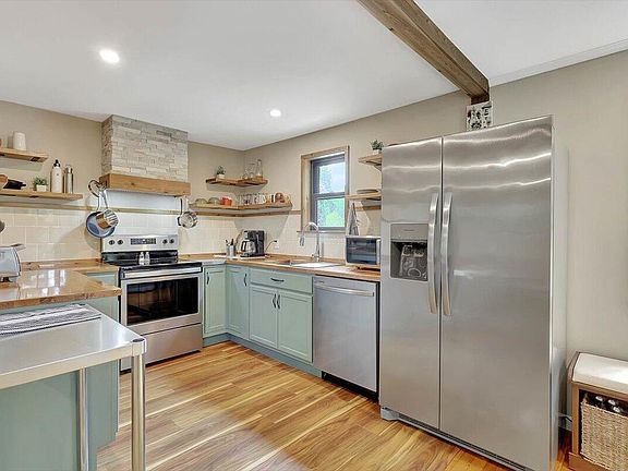 3rd image of 4711 Curtis Cir