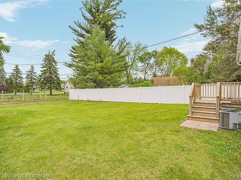 90 Tacoma Dr — Photo 32