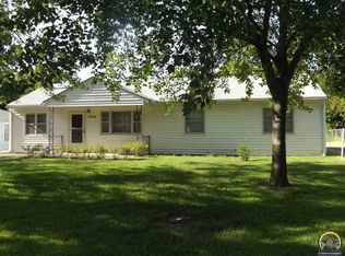 1318 SW Glencoe St, Topeka, KS 66611